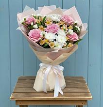 Букет цветов из:  Гвоздики, Орхидеи и Розы в Новошешминск