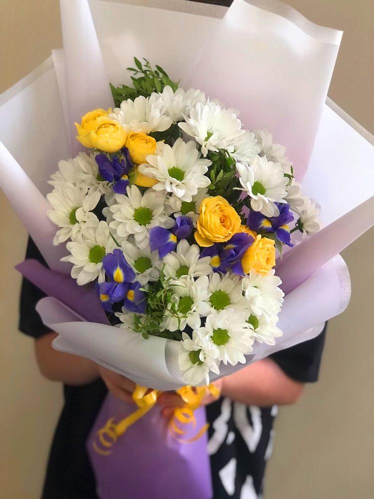 Букет цветов из: Ирисы, Хризантемы и Розы в Новошешминск