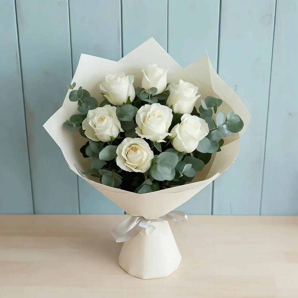 Букет Белые розы в Эвкалипте в Новошешминск